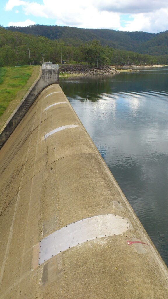 Image of the dam wall at Tinaroo